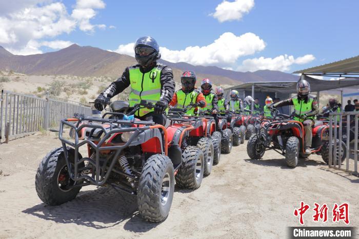 圖為比賽選手途經(jīng)扎囊沙漠公園?！∮文恋厍蚬﹫D