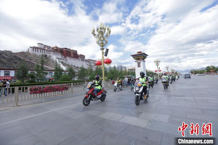 圖為比賽選手途經(jīng)布達(dá)拉宮?！∮文恋厍蚬﹫D