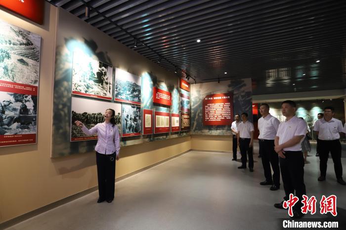 圖為西藏航空一行在臨沂市孟良崮戰(zhàn)役紀念館開展主題教育活動。　姜博 攝