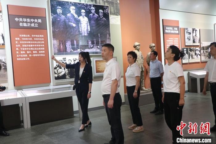 圖為西藏航空一行在臨沂市沂蒙革命紀念館開展主題教育活動?！〗?攝