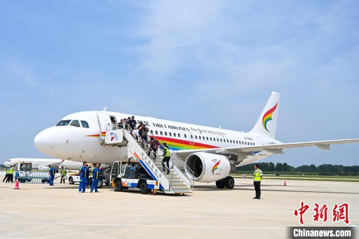 圖為旅客抵達機場?！≮w朗 攝