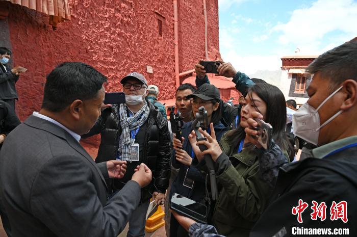 圖為中外媒體采訪布達拉宮管理處相關負責人?！≮w朗 攝