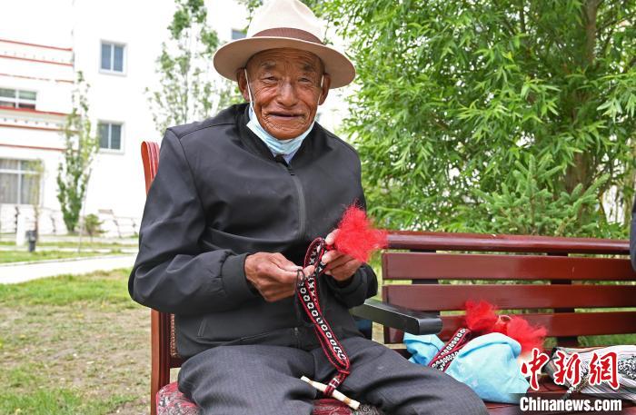 圖為曲松縣特困人員集中供養(yǎng)中心老人在做傳統(tǒng)手工編織?！≮w朗 攝