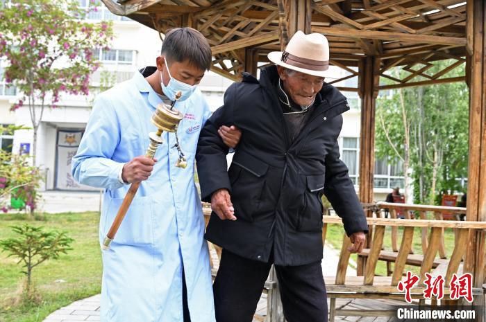 圖為曲松縣特困人員集中供養(yǎng)中心老人索朗歐珠?！≮w朗 攝