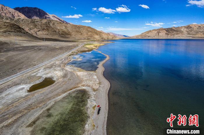 班公湖又稱措木昂拉仁波，藏語意為“長脖子天鵝”?！↓埿▲P 攝