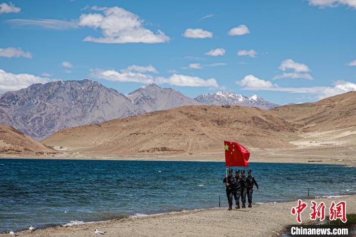 班公湖邊境派出所民警巡邏在班公湖畔?！↓埿▲P 攝