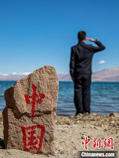 班公湖畔的“中國”標記。　龍小鳳 攝