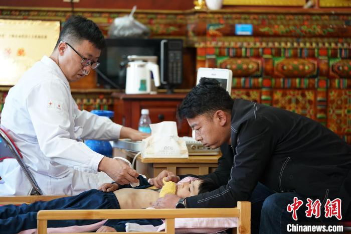 6月27日，西藏康馬縣雙語幼兒園的孩子參加先心病篩查。　蘇丹 攝