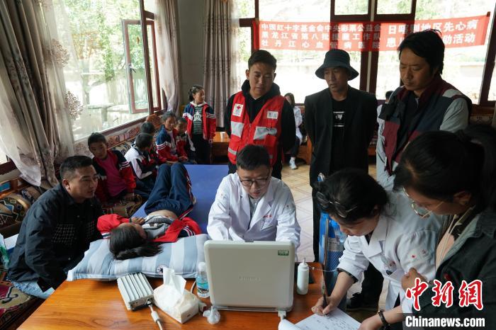 6月27日，西藏康馬縣少崗鄉(xiāng)中心小學的孩子參加先心病篩查。　蘇丹 攝