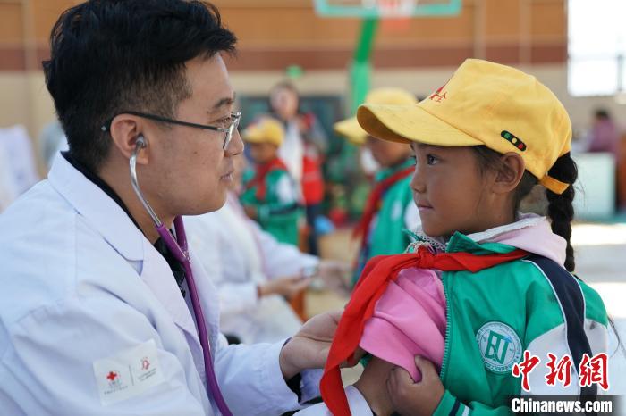 6月27日，西藏康馬縣南尼鄉(xiāng)中心小學的孩子參加先心病篩查?！√K丹 攝