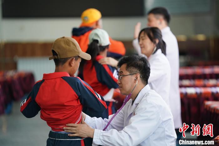 6月26日，西藏日喀則特校的孩子參加先心病篩查?！√K丹 攝