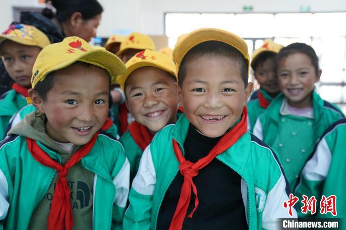 6月27日，西藏康馬縣南尼鄉(xiāng)中心小學的孩子參加先心病篩查?！√K丹 攝
