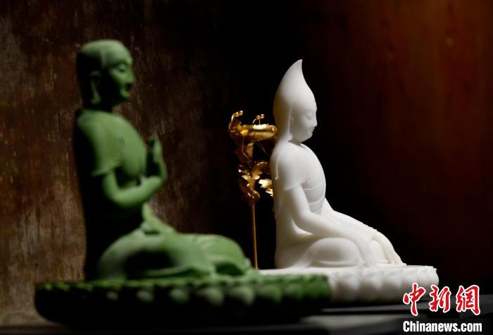 圖為展覽中圍繞西藏歷史與傳統(tǒng)創(chuàng)作的雕塑作品?！±盍?攝
