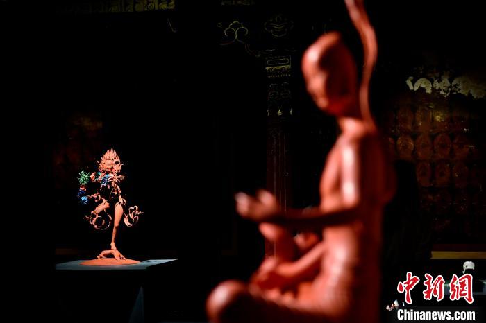 圖為展覽中圍繞西藏歷史與傳統(tǒng)創(chuàng)作的雕塑作品?！±盍?攝
