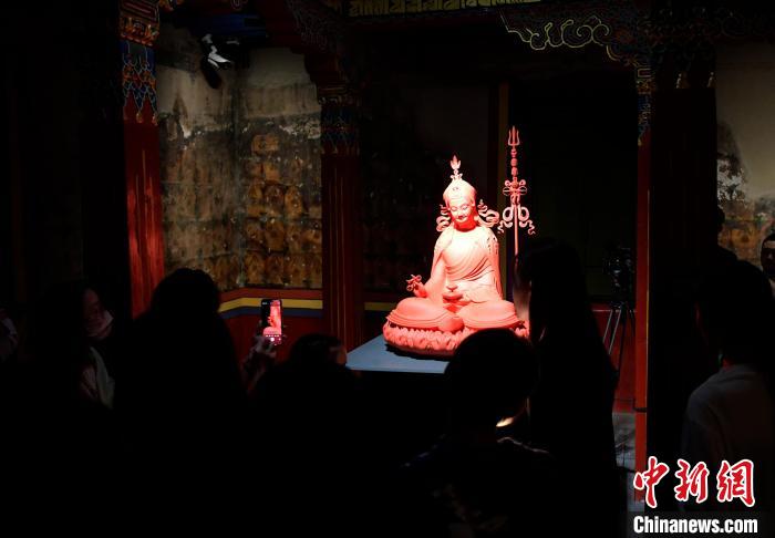 圖為觀眾正在欣賞展覽中的雕塑作品。　李林 攝