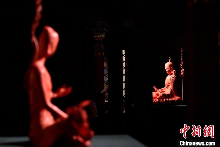 圖為展覽中圍繞西藏歷史與傳統(tǒng)創(chuàng)作的雕塑作品?！±盍?攝
