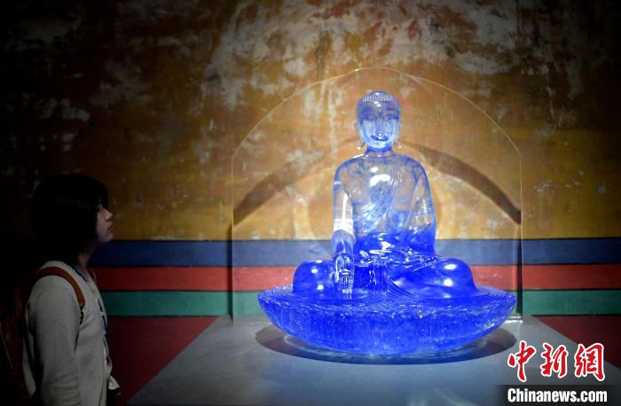 圖為觀眾正在欣賞展覽中的雕塑作品?！±盍?攝