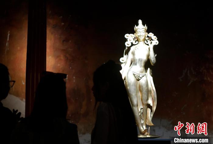 圖為觀眾正在欣賞展覽中的雕塑作品《八萬四千年》。　李林 攝