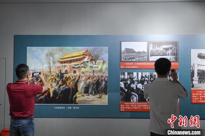 圖為市民參觀《曙光·偉業(yè)——五四運動與中國共產黨的成立》“七一”特展?！∝暩聛硭?攝
