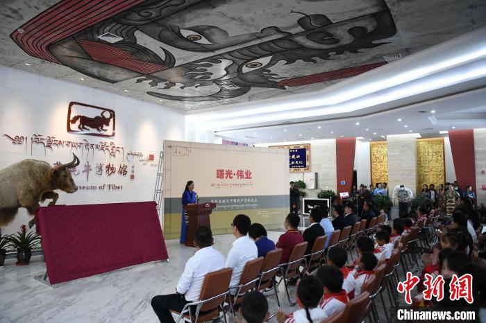 圖為《曙光·偉業(yè)——五四運動與中國共產黨的成立》“七一”特展開幕儀式現場?！∝暩聛硭?攝