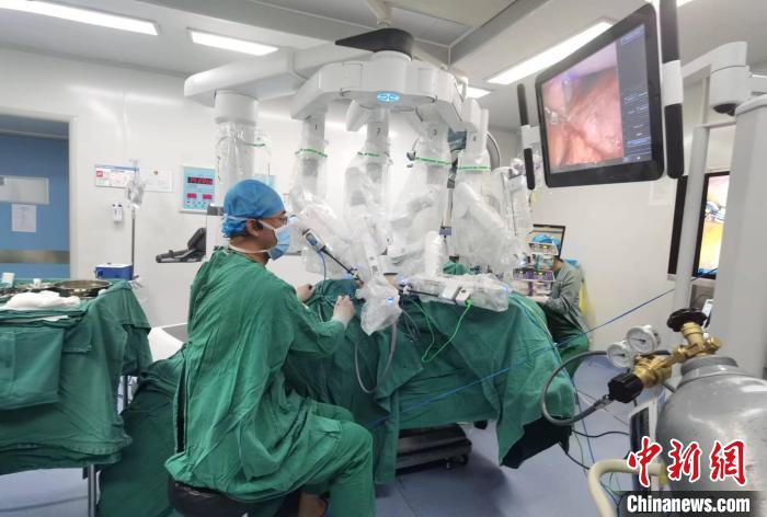 圖為援藏主任郝一昌協(xié)助進(jìn)行達(dá)芬奇機(jī)器人手術(shù)。　西藏自治區(qū)人民醫(yī)院供圖