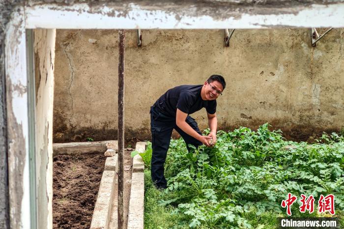 移民管理警察羅忠江在公珠湖執(zhí)勤點的大棚內(nèi)?！↓埿▲P 攝