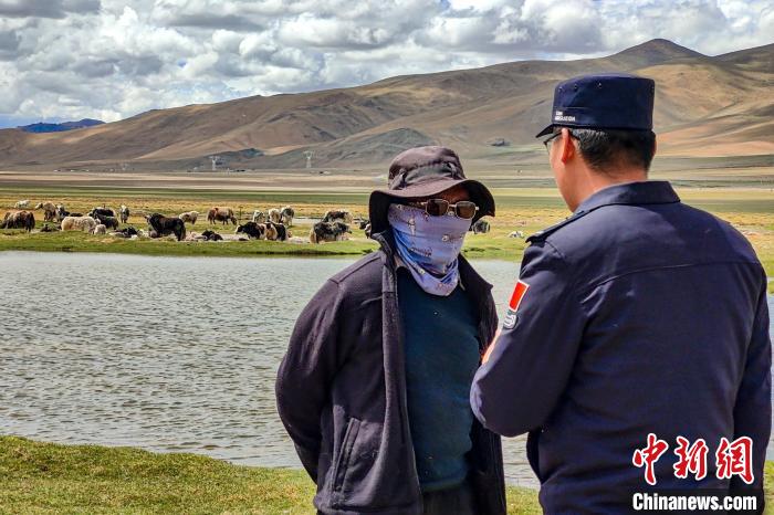 資料圖為民警何宗源在公珠湖了解牧民情況?！↓埿▲P 攝