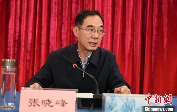 圖為西藏自治區(qū)黨委宣傳部副部長、西藏廣播電視臺黨組書記張曉峰致辭?！≮w朗 攝