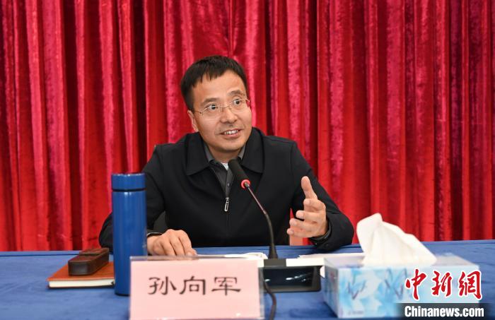 圖為西藏自治區(qū)黨委宣傳部副部長、自治區(qū)社科院黨組書記孫向軍主持活動?！≮w朗 攝