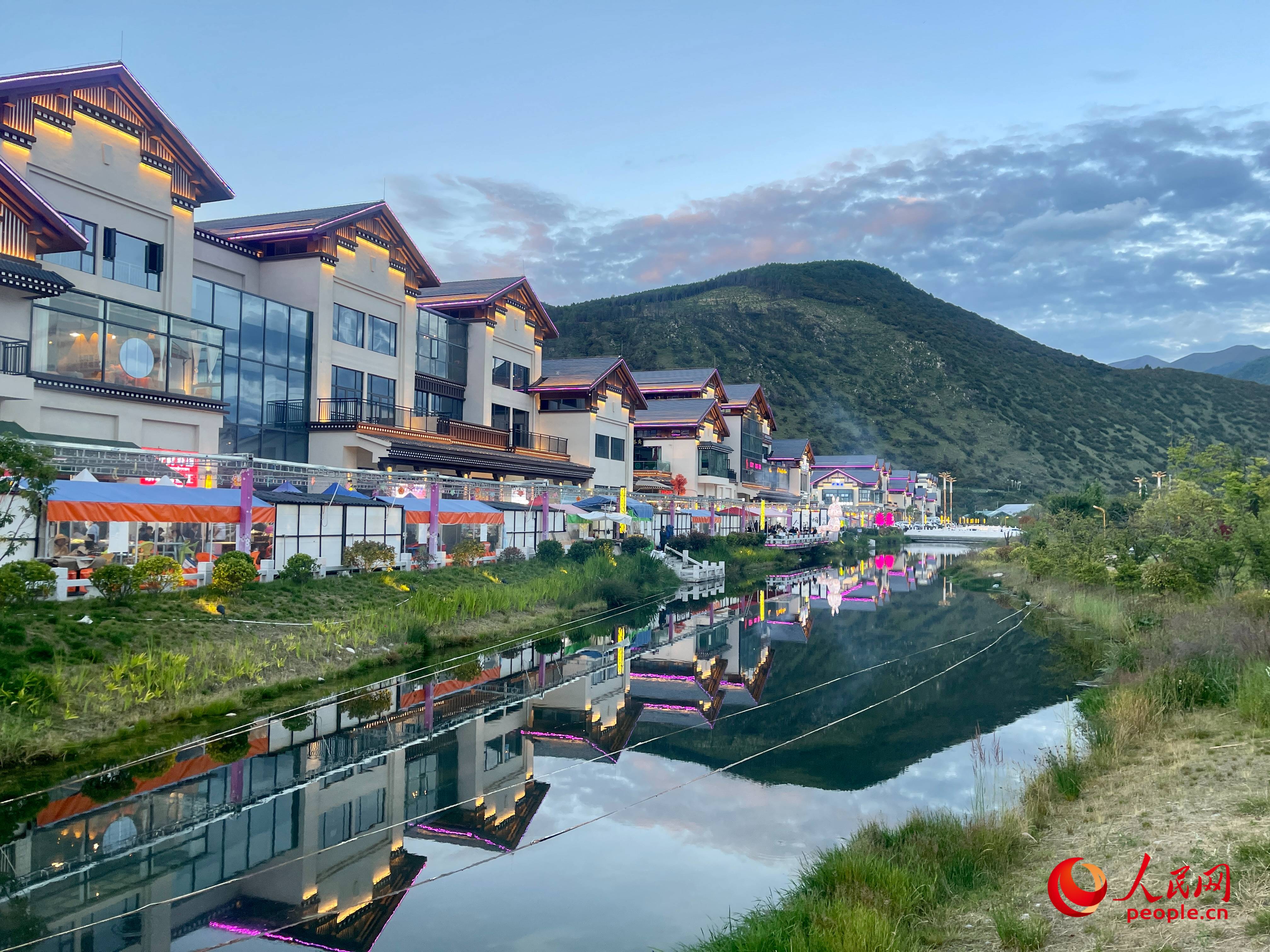 工布公園的一角，風(fēng)景秀麗。人民網(wǎng) 周靜圓攝