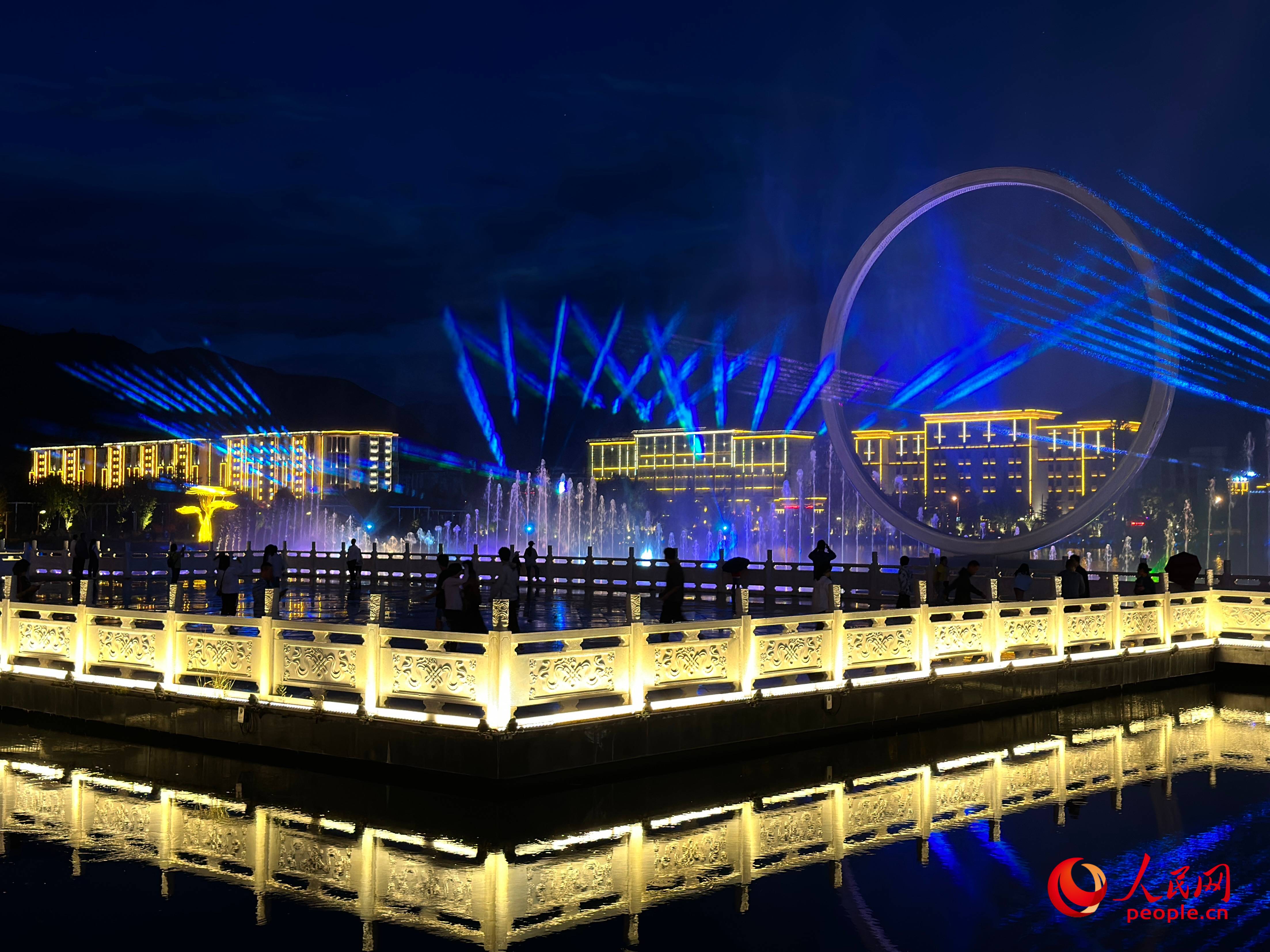 工布公園的音樂水秀噴泉，吸引市民和游客前來拍照打卡。人民網(wǎng) 周靜圓攝