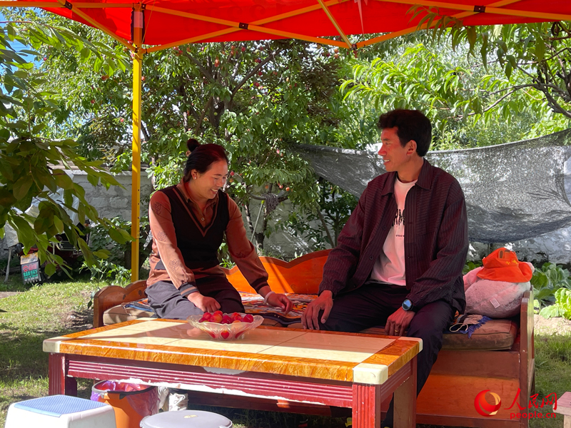 嘎拉村村民達瓦堅參和他的妻子。人民網(wǎng) 周靜圓攝