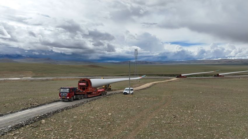 西藏措美哲古風(fēng)電場(chǎng)首批3.6兆瓦風(fēng)電機(jī)組運(yùn)輸。受訪者供圖