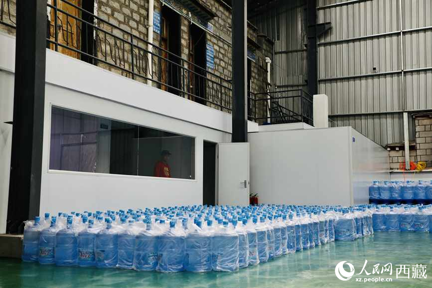 “色達(dá)牙泉”礦泉水（桶裝水）生產(chǎn)加工基地。人民網(wǎng)記者 次仁羅布攝