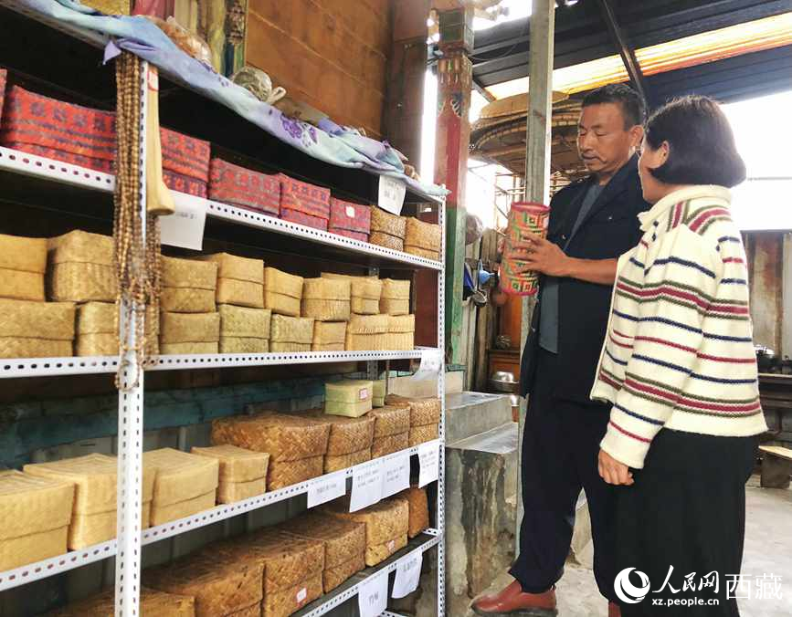 愛明（左一）給游客介紹藤竹產(chǎn)品。