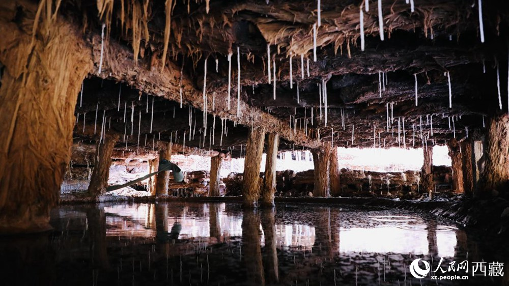 鹽田鹵水滲下的鹽柱。人民網(wǎng)記者 次仁羅布攝