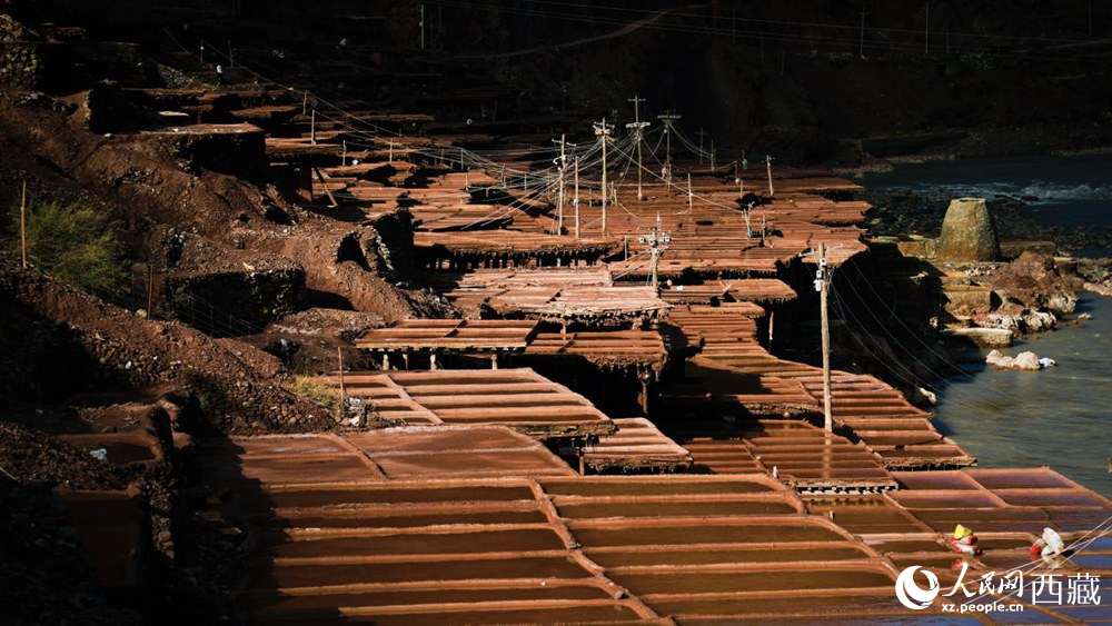 大大小小數(shù)千塊鹽田，形成一道絕美的風(fēng)景線。人民網(wǎng)記者 次仁羅布攝