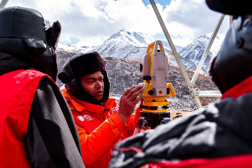 2023年11月30日，西藏自治區(qū)那曲市索縣榮布至丁青縣巴達(dá)35千伏線路工程負(fù)責(zé)人黃小洪（左二）現(xiàn)場開展線路弧測量教學(xué)。趙清鵬攝