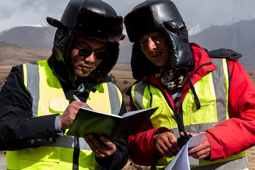 2023年11月30日，西藏自治區(qū)那曲市索縣榮布至丁青縣巴達(dá)35千伏線路工程施工現(xiàn)場人員正在開展現(xiàn)場作業(yè)。趙清鵬攝