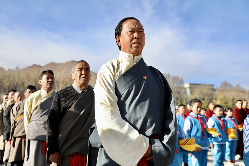 “升國旗、唱國歌”儀式現(xiàn)場。