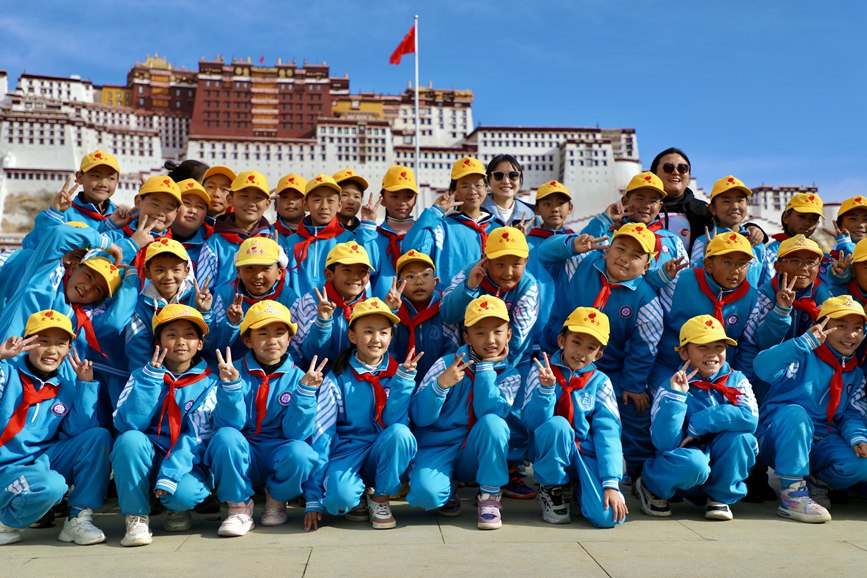 學生在國旗下留影。