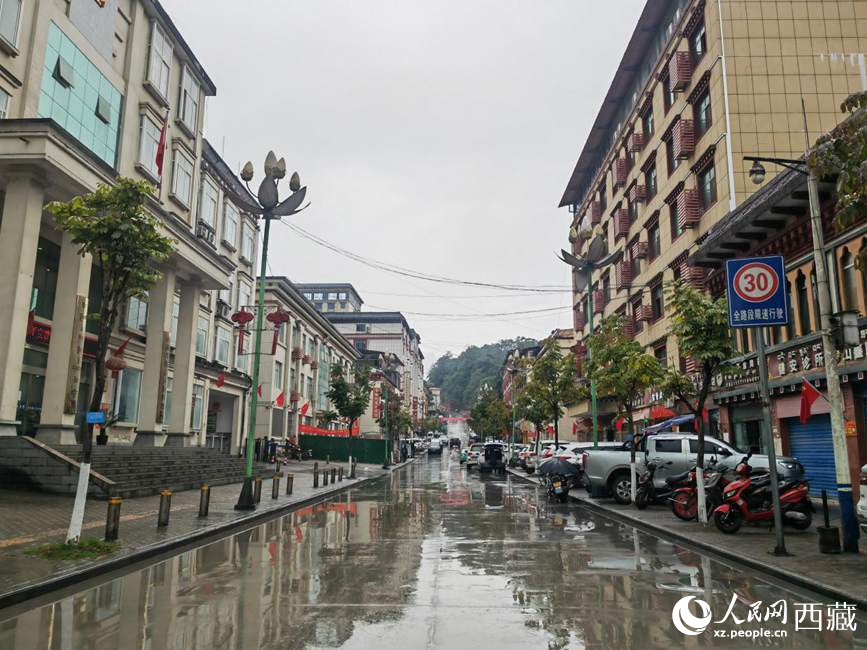 如今的墨脫縣城一應俱全。人民網 李海霞攝