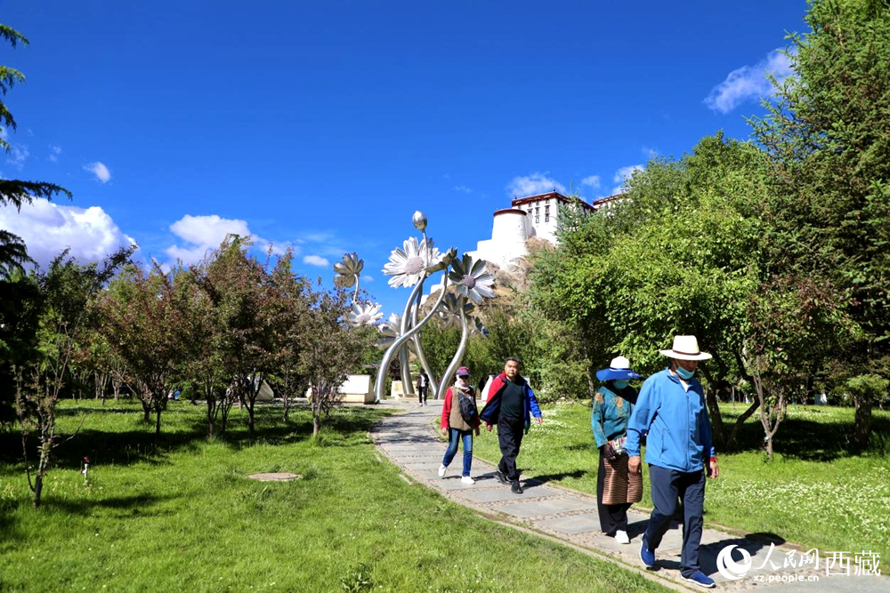 市民在公園內(nèi)散步。