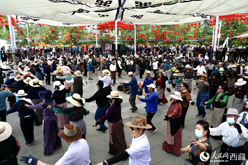 市民在公園內(nèi)跳鍋莊舞。