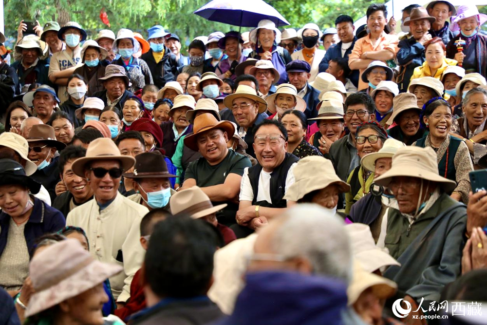 當(dāng)?shù)厝罕姾陀慰陀^看藏戲演出。