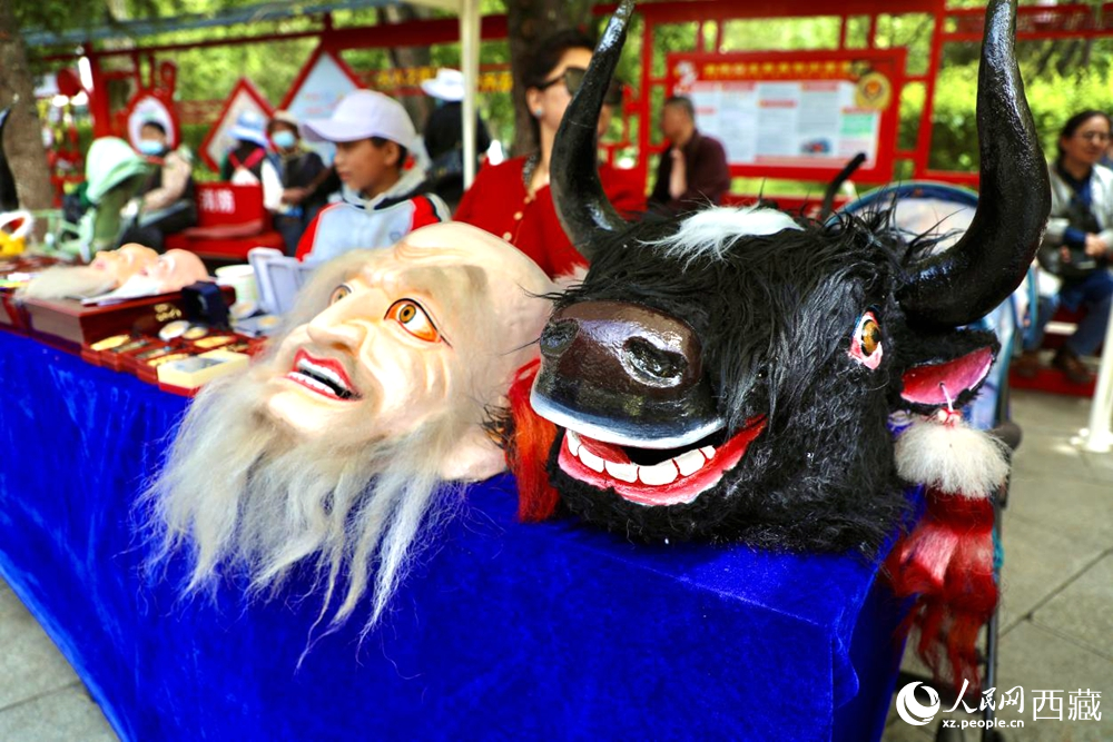 拉薩非遺集市上的藏戲人物與牦牛面具。
