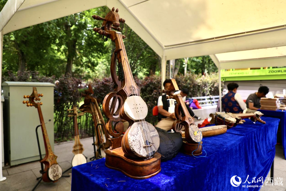 拉薩非遺集市上的扎念琴。