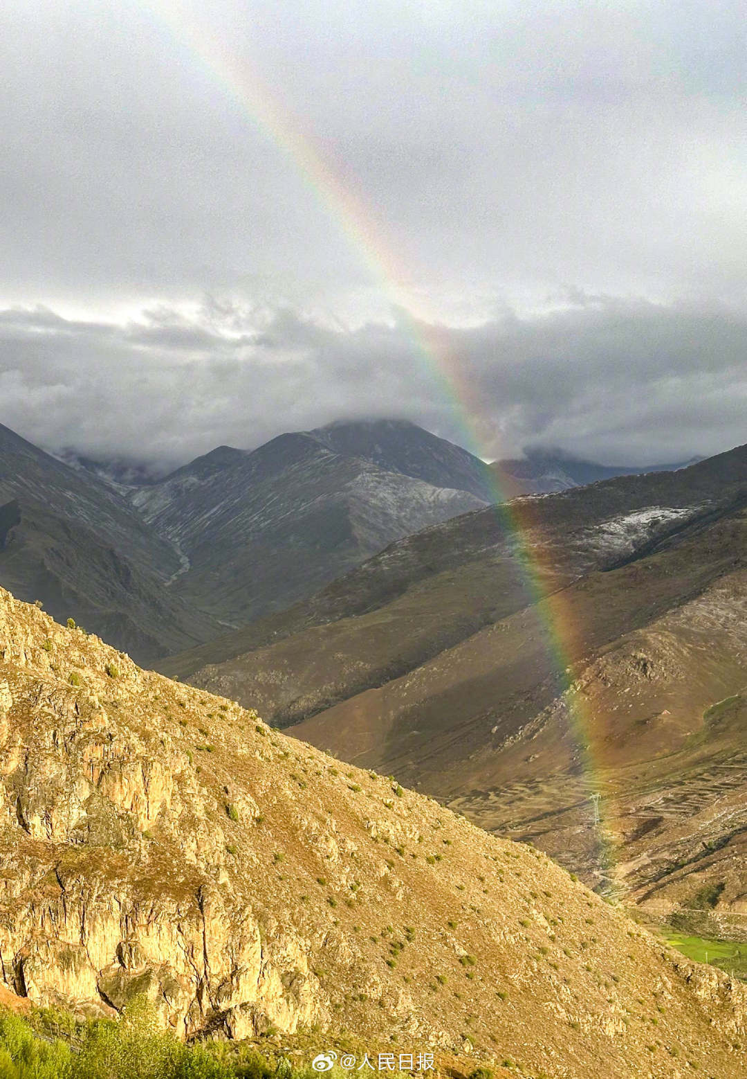 接好運(yùn)！青藏高原現(xiàn)巨大彩虹橋