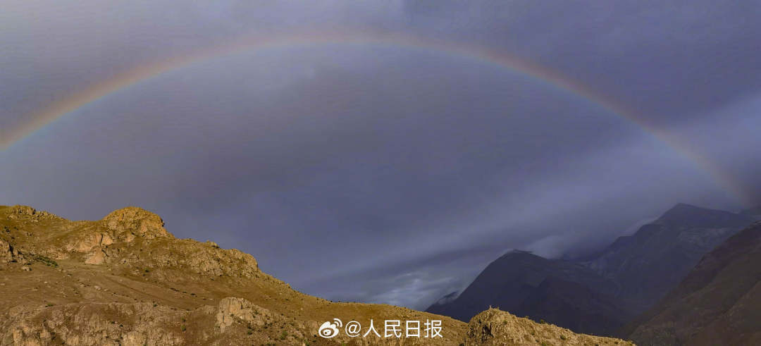 接好運(yùn)！青藏高原現(xiàn)巨大彩虹橋