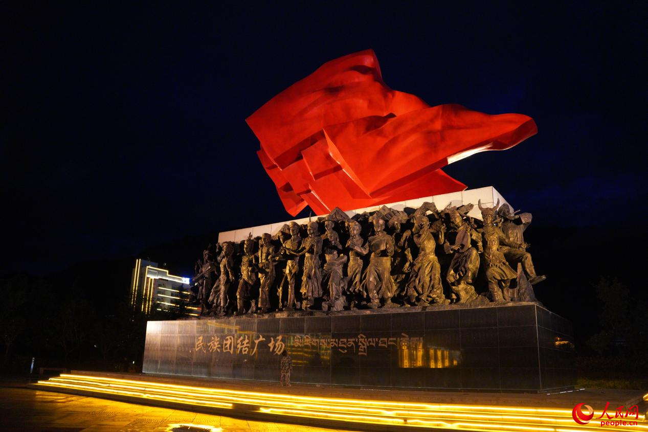 西藏林芝市民族團(tuán)結(jié)廣場上的標(biāo)志性雕塑。人民網(wǎng)記者 趙晨攝
